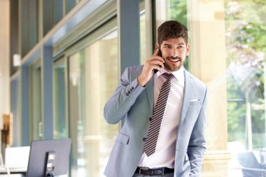 İdari işadamı ofisin penceresinde duruyor ve...