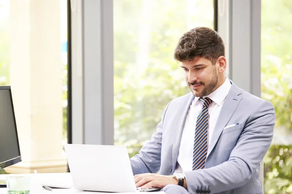 Empresário trabalhando em laptop no escritório — Fotografia de Stock