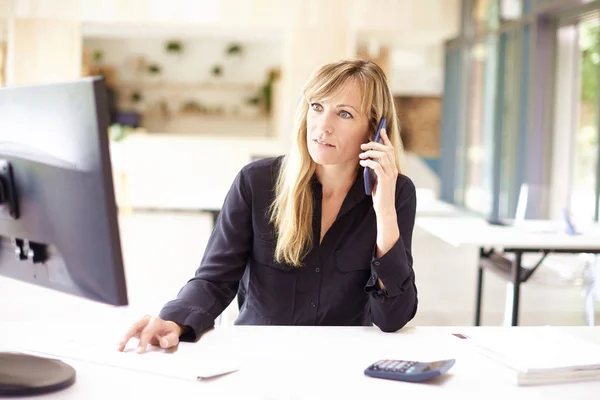 Retrato de empresária de meia-idade sentada na mesa de escritório e — Fotografia de Stock