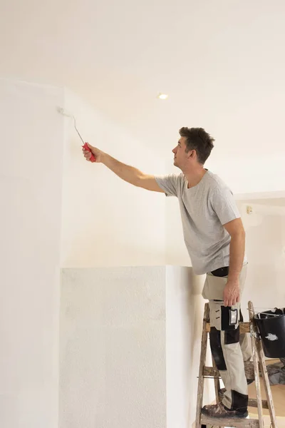 Tiro de profissional empreiteiro pintor remodelando o apartme — Fotografia de Stock