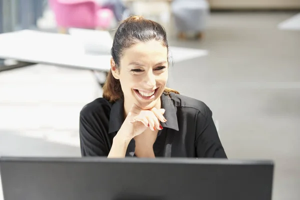 Feliz mujer de negocios trabajando en la computadora en la oficina — Foto de Stock