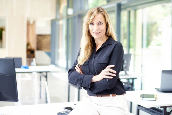 Attractive businesswoman standing in the office — Stock Photo, Image