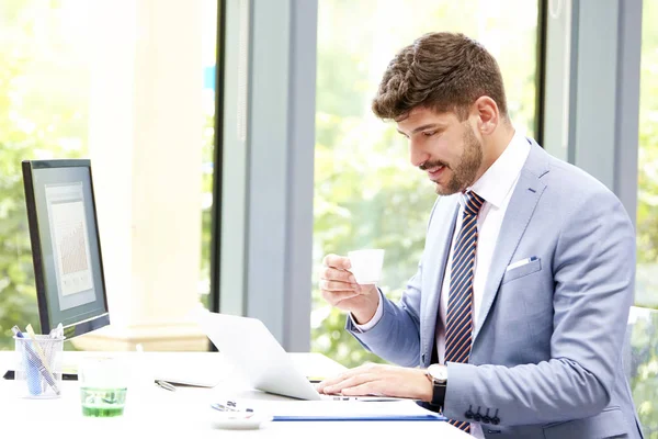 Portret Van Een Zelfverzekerde Jonge Zakenman Pak Stropdas Terwijl Hij — Stockfoto