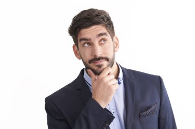 Düşüncelere dalmış genç bir işadamı yalnız başınayken