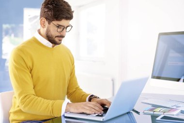 Ofisteki defterini kullanarak kendine güvenen bir iş adamı. 