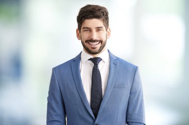 genç işadamı ofiste ayakta 