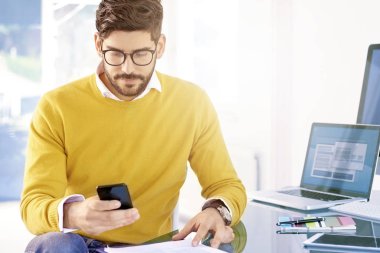 Ofiste otururken iş adamının mesaj attığını düşünüyorum. 