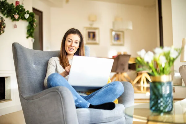 Mulher de negócios casual usando laptop enquanto trabalhava online a partir de casa — Fotografia de Stock