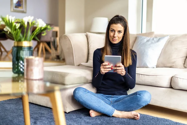 Vonzó nő digitális tabletta pihentető otthon — Stock Fotó