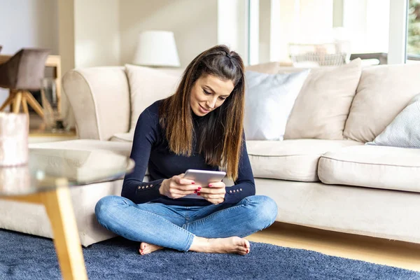 Vonzó nő digitális tabletta pihentető otthon — Stock Fotó