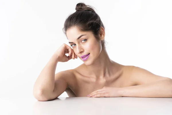 Retrato Una Hermosa Mujer Joven Con Piel Perfecta Usando Lápiz — Foto de Stock