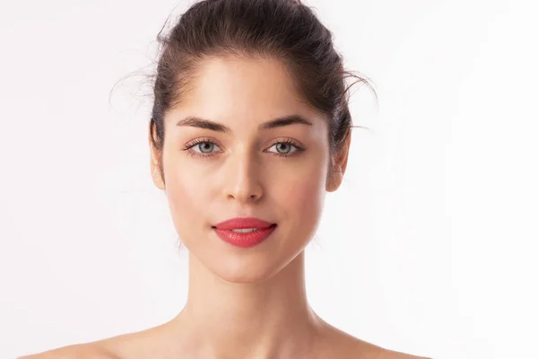 Imagen Hermosa Mujer Joven Con Lápiz Labial Rojo Mientras Mira — Foto de Stock