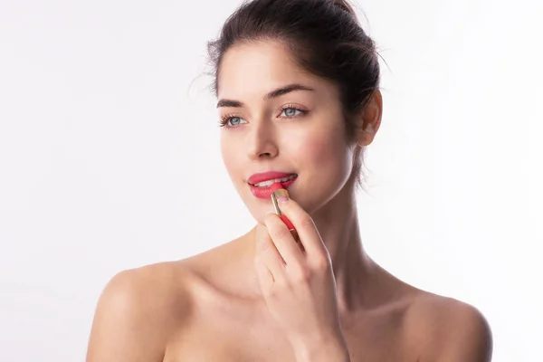 Primer Plano Belleza Hermosa Joven Aplicación Lápiz Labial Rojo Mientras — Foto de Stock