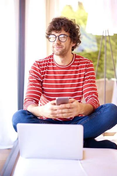 Tiro Homem Feliz Vestindo Roupas Casuais Óculos Enquanto Mensagens Texto — Fotografia de Stock