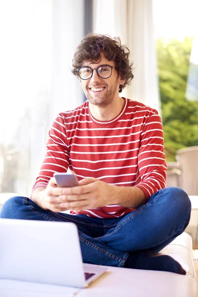 Tiro Hombre Feliz Con Ropa Casual Gafas Mientras Mensajes Texto —  Fotos de Stock