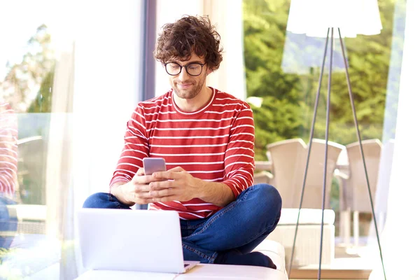 Tiro Hombre Feliz Con Ropa Casual Gafas Mientras Mensajes Texto —  Fotos de Stock