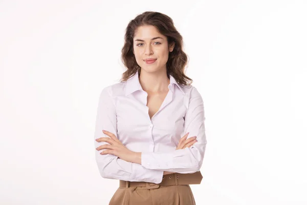 Portrét Záběr Atraktivní Mladé Ženy Bílé Košili Stojící Složenými Pažemi — Stock fotografie