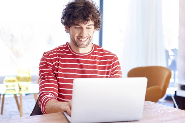 Aufnahme Eines Jungen Mannes Der Schreibtisch Sitzt Und Laptop Benutzt — Stockfoto