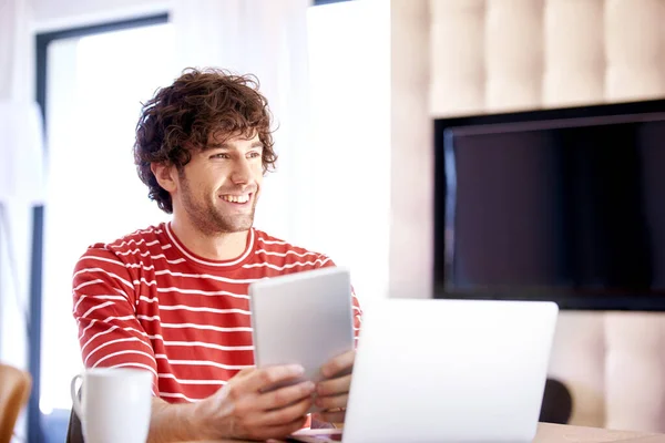Tiro Jovem Sentado Mesa Usando Tablet Digital Enquanto Trabalhava Casa — Fotografia de Stock