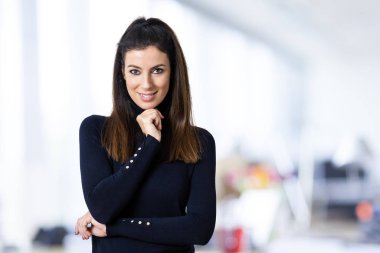 Ofiste duran çekici bir iş kadınının yakın plan portresi.. 