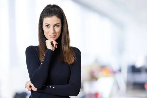 Primer Plano Retrato Atractiva Mujer Negocios Pie Oficina —  Fotos de Stock