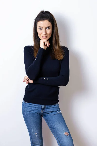 Retrato Una Hermosa Mujer Con Mano Barbilla Con Jersey Cuello — Foto de Stock