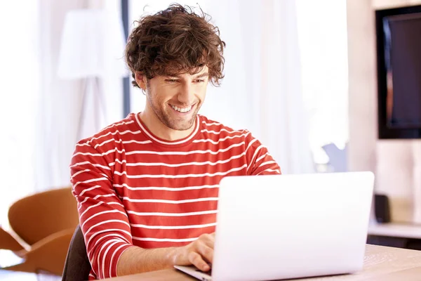 一个自信快乐的男人坐在笔记本电脑后面工作的特写镜头 — 图库照片