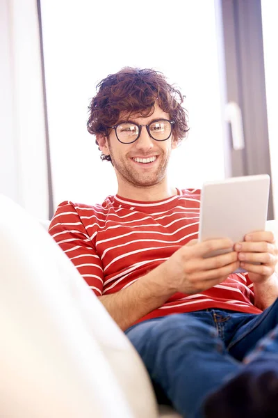 Pełen Obraz Szczęśliwego Mężczyzny Noszącego Przypadkowe Chlorowce Korzystającego Tabletu Cyfrowego — Zdjęcie stockowe