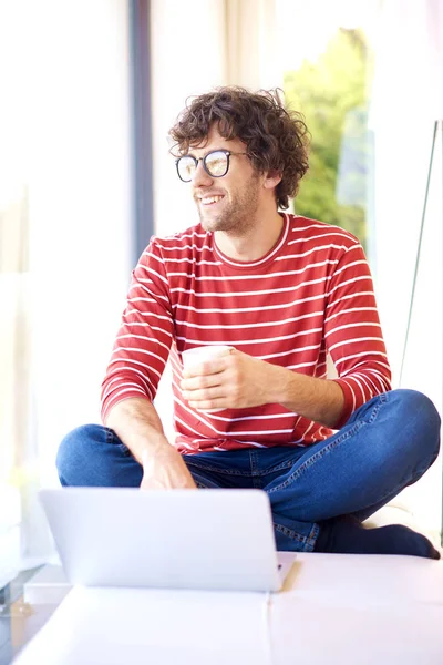 Tiro Comprimento Total Homem Bonito Bebendo Chá Usando Laptop Enquanto — Fotografia de Stock