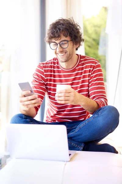 Glücklicher Gutaussehender Mann Der Sms Schreibt Und Tee Trinkt Während — Stockfoto