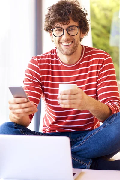 Glücklicher Gutaussehender Mann Der Sms Schreibt Und Tee Trinkt Während — Stockfoto