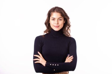 Mutlu genç kadın stüdyo resmi 