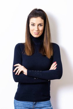 Iso 'da dikilirken balıkçı yaka kazak giyen güzel kadın.