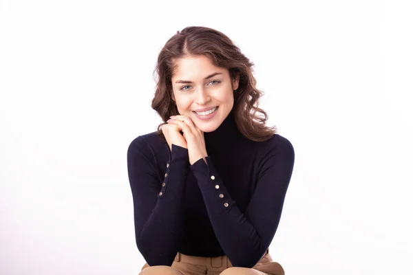 Retrato de estudio de mujer joven feliz —  Fotos de Stock