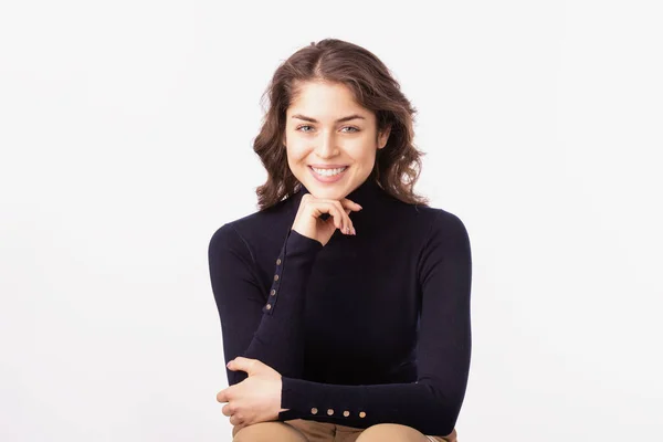 Retrato de estudio de mujer joven feliz —  Fotos de Stock