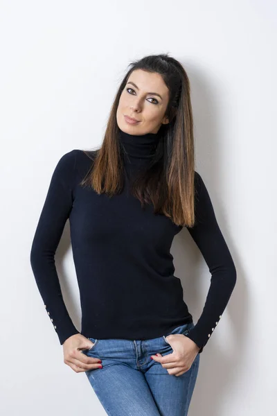 Wanita cantik mengenakan sweater turtleneck saat berdiri di iso — Stok Foto