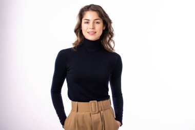 Güzel genç bir kadının portresi, dişlek bir gülümsemeyle izole edilmiş beyaz arka planda duruyor..