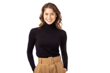 Güzel genç bir kadının portresi, dişlek bir gülümsemeyle izole edilmiş beyaz arka planda duruyor..