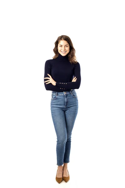 Pełna Długość Ujęcie Szczęśliwej Młodej Kobiety Noszącej Luźne Ubrania Stojąc — Zdjęcie stockowe