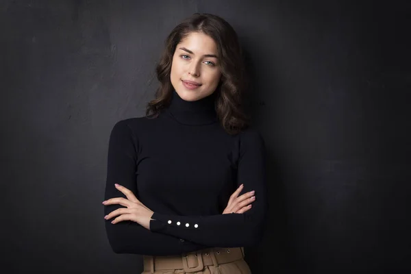 Potret Wanita Muda Yang Cantik Mengenakan Sweater Berkerah Turtleneck Sambil — Stok Foto