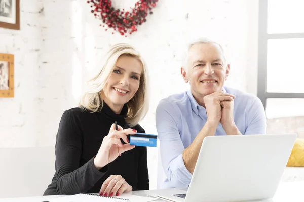 Tiro Feliz Pareja Ancianos Compras Línea Atractiva Anciana Con Tarjeta — Foto de Stock