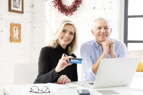 Tiro Feliz Pareja Ancianos Compras Línea Atractiva Anciana Con Tarjeta — Foto de Stock