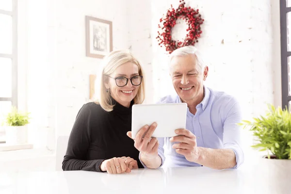 Toma Una Pareja Adulta Usando Una Tableta Digital Mientras Está — Foto de Stock