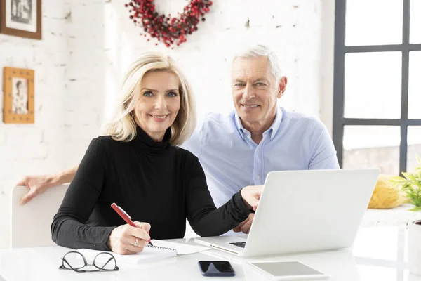 Gammal Par Gör Familjeekonomi Hemma Senior Par Diskuterar Hemekonomi Medan — Stockfoto