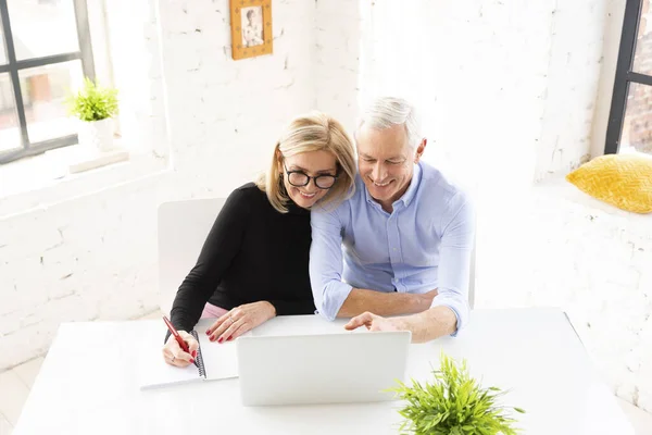 Volwassen Echtpaar Doet Gezinsfinanciën Thuis Oudere Paar Bespreken Huishoudkunde Terwijl — Stockfoto