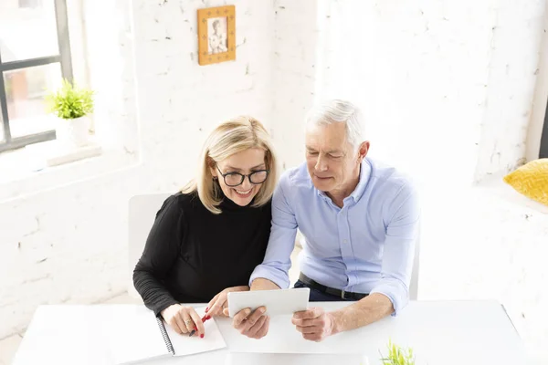 High Angle Shot Senior Couple Calculating Finances Together Home While — Stock Photo, Image