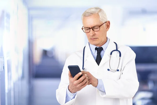 Porträtt Bild Senior Manlig Läkare Med Hjälp Mobiltelefon Och Sms — Stockfoto