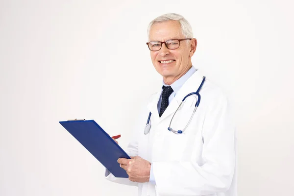 Portrétní Záběr Staršího Lékaře Mužského Pohlaví Stetoskopem Kolem Krku Drží — Stock fotografie