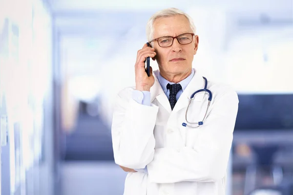 Retrato Médico Edad Avanzada Haciendo Una Llamada Mientras Está Pie — Foto de Stock