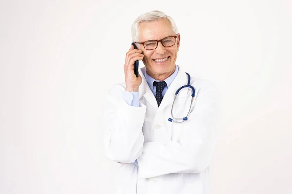 Porträtt Äldre Manliga Läkare Som Använder Mobiltelefon Medan Pratar Med — Stockfoto